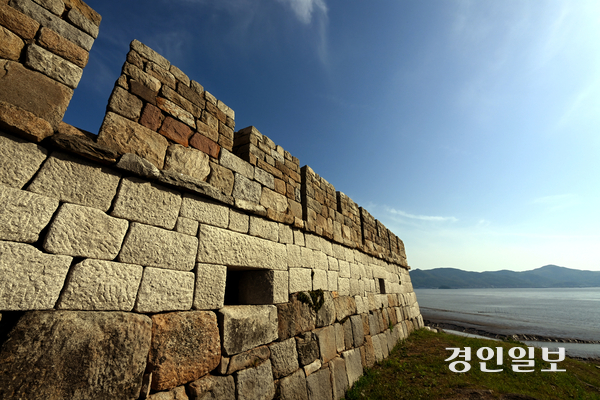 인천 강화군이 강화도를 둘러싼 진(鎭)과 보(堡), 돈대(墩臺) 등 해양관방(關防) 유적에 대한 종합정비계획 수립을 추진한다. 사진은 계룡돈대. /경인일보DB