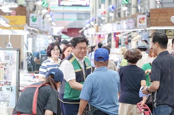 임병택 시흥시장이 지난 10일 삼미시장을 찾아 폭염에 대비해 상인들을 격려했다. /시흥시 제공
