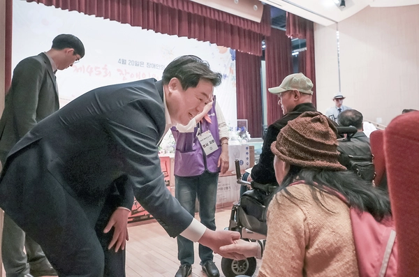 임병택 시흥시장이 지난 4월18일 시청에서 열린 제45회 장애인의 날 기념식에서 시민들에게 인사를 건네고 있다. /시흥시 제공