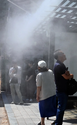 [포토] 버스 기다리며… 잠깐의 ‘쿨링’