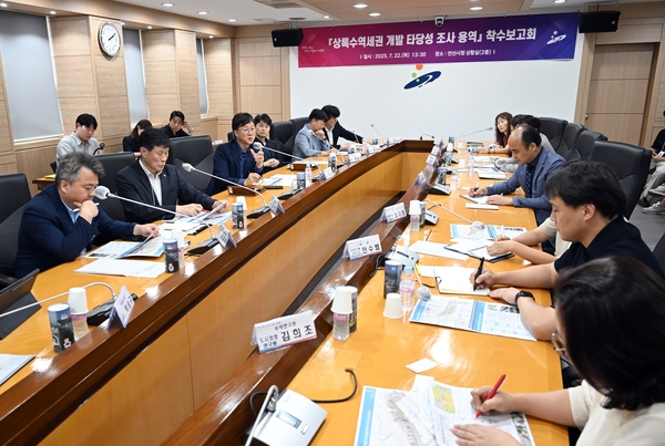 이민근(왼쪽 세 번째) 안산시장이 지난 22일 시청 상황실에서 열린 ‘상록수역세권 개발 타당성 조사 용역’ 착수보고회에서 사업을 차질 없이 추진할 것을 주문하고 있다. /안산시 제공