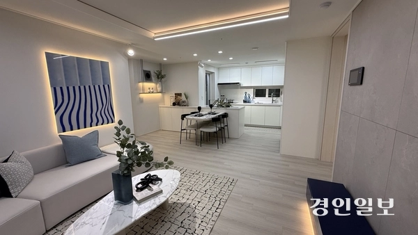 남양주 왕숙 A-2블록 59A 타입 거실 및 주방 모습. 2025.7.22 /윤혜경기자 hyegyung@kyeongin.com
