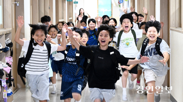 24일 오전 수원시 팔달구 매산초등학교에서 여름 방학식을 마친 3학년 학생들이 환하게 웃으며 하교하고 있다. 2025.7.24 /임열수기자 pplys@kyeongin.com