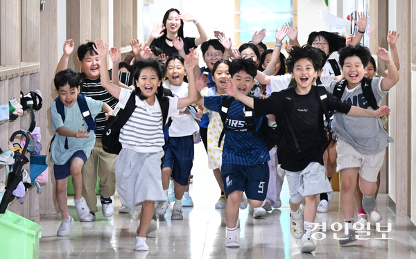 24일 오전 수원시 팔달구 매산초등학교에서 여름 방학식을 마친 학생들이 환한 얼굴로 하교를 하고 있다. 2025.7.24 /임열수기자 pplys@kyeongin.com