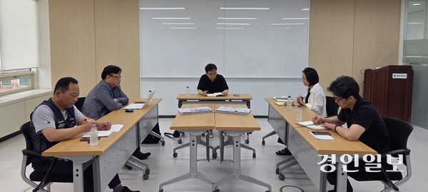 지난 2일 경인일보 인천본사 회의실에서 열린 독자위원회에서 위원들이 6월치 신문을 두고 이야기하고 있다. 2025.7.2 /김희연기자 khy@kyeongin.com