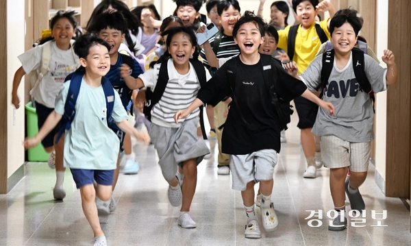 24일 오전 수원시 팔달구 매산초등학교에서 여름 방학식을 마친 학생들이 환한 얼굴로 하교를 하고 있다. 2025.7.24 /임열수기자 pplys@kyeongin.com