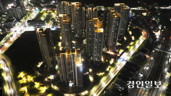 부동산 경기 침체 여파로 청약시장 양극화가 심해지는 양상을 보이며 경기지역 미분양 그늘이 짙어지고 있다. 사진은 지난해 2월 준공 이후 아직도 몇 가구가 미분양된 경기지역 한 아파트 단지. 2025.7.19 /임열수기자 pplys@kyeongin.com