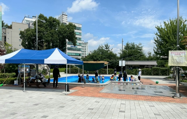 24일 시흥시청사 야외 물놀이 시설을 찾은 어린이들이 즐거운 시간을 보내고 있다. 청사 야외 휴게공간에 조성된 물놀이시설은 바닥분수와 물놀이장으로 구성돼 있으며 다음 달 17일까지 무료로 개방한다. 초등학생 이하 어린이를 대상으로 매주 화~일요일 오전 10시30분부터 오후 4시30분까지 운영(우천시 휴장)하며 안전사고 예방과 원활한 운영을 위해 안전요원 2명이 상시 배치되고 수영장 물은 매일 교체된다. 2025.7.24 시흥/김성주기자 ksj@kyeongin.com, 사진/시흥시 제공