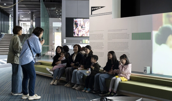 학급 단체를 대상으로 진행한 백남준아트센터 ‘피드백+’ 현장. /경기문화재단 제공