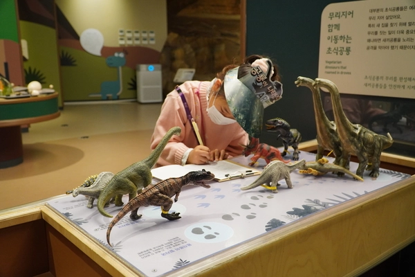 경기북부어린이박물관 체험 프로그램 ‘공룡이 나타났다’. /경기문화재단 제공