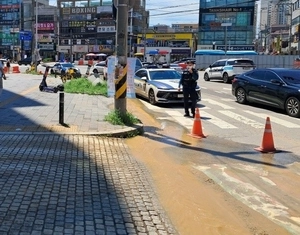 수원 도로서 70㎝ 지반 침하… 상수도 배관 파손 추정
