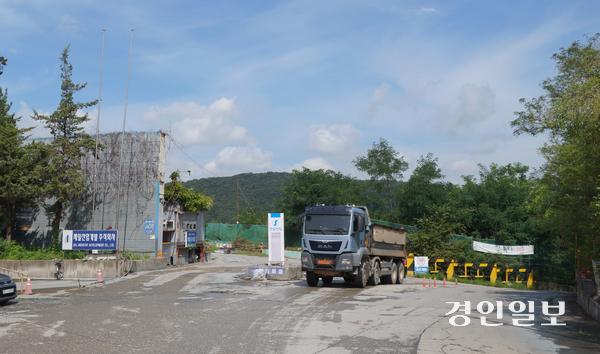 커다란 레미콘 트럭과 덤프트럭들이 쉴 새 없이 드나드는 안양 석수동 연현마을 아스콘 공장 입구. 2025.7.23 안양/박상일기자 metro@kyeongin.com