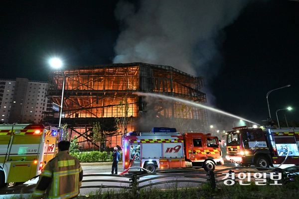 27일 0시 10분께 수원시 권선구의 한 아파트 모델하우스에서 화재가 발생해 소방당국이 대응 1단계를 발령하고 진화 작업을 하고 있다. 현재까지 확인된 인명피해는 없다. 2025.7.27 /최은성기자 ces7198@kyeongin.com