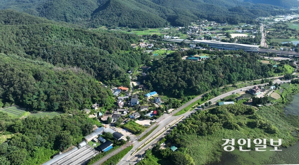 27일 북한강을 사이에 두고 각종 규제로 50년 전 그대로 시간이 멈춘 듯한 남양주 조안면 일대(사진 왼쪽 마을)와 아파트와 각종 편의시설이 들어선 양평 양수리 도심. 2025.7.27 /임열수기자 pplys@kyeongin.com