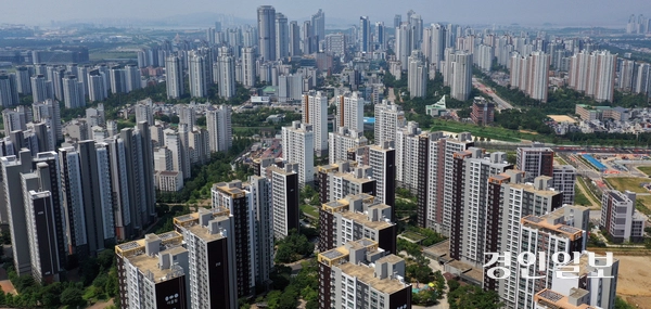 정부의 6·27 부동산 대책 발표 이후, 인천시내 집값이 비싼 지역을 중심으로 부동산 시장 거래량이 급격히 감소하고 있는 것으로 나타났다. 사진은 25일 오전 인천 서구 청라국제도시 일대 아파트 단지 모습. 2025.7.25 /조재현기자 jhc@kyeongin.com