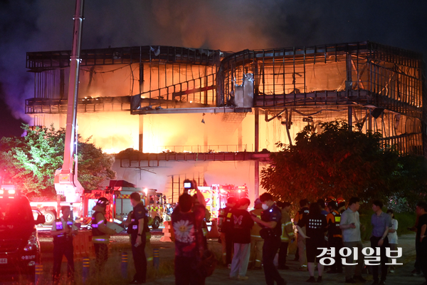 27일 0시 10분께 수원시 권선구의 한 아파트 모델하우스에서 화재가 발생해 소방당국이 대응 1단계를 발령하고 진화 작업을 하고 있다. 현재까지 확인된 인명피해는 없다. 2025.7.27 /최은성기자 ces7198@kyeongin.com