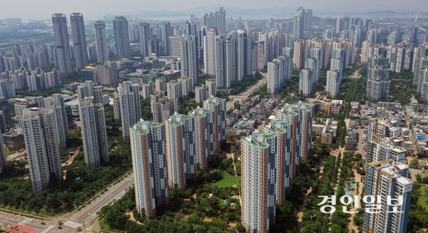 정부의 6·27 부동산 대책 발표 이후, 인천시내 집값이 비싼 지역을 중심으로 부동산 시장 거래량이 급격히 감소하고 있는 것으로 나타났다. 사진은 25일 오전 인천 서구 청라국제도시 일대 아파트 단지 모습. 2025.7.25 /조재현기자 jhc@kyeongin.com