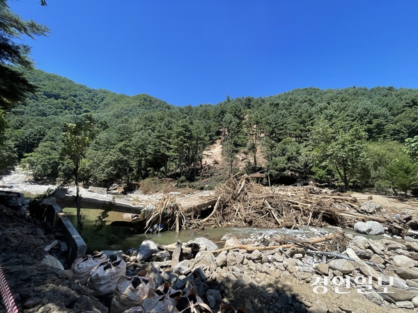 27일 가평군 용추계곡 탐방로 연결교가 파손된 채 방치돼 있다. 2025.7.27 가평/김민수기자 kms@kyeongin.com