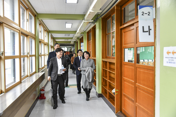 김병수 김포시장이 지역 내 교육 현장을 둘러 보며, 학교별 개선 사항을 점검하고 있다. /김포시 제공
