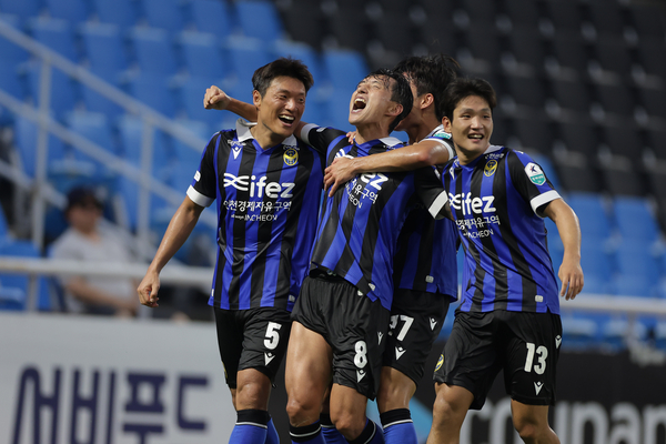 27일 인천축구전용경기장에서 열린 K리그2 22라운드 인천과 안산의 경기에서 전반 추가 시간에 추가골을 넣은 신진호(가운데)가 동료들과 기뻐하고 있다. /한국프로축구연맹 제공