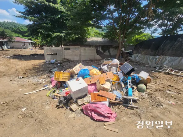 28일 가평군 조종면 대보리 일대 민가 앞마당에 집중호우 피해로 생긴 잔해들이 쌓여있다. 2025.7.28 /김형욱기자 uk@kyeongin.com