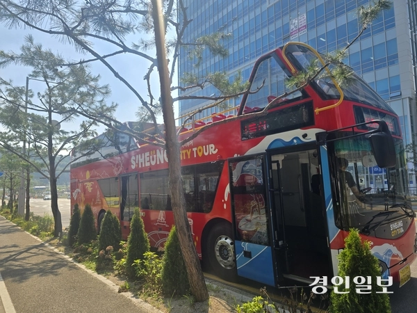 시흥시가 전국 최초로 전명개방형 2층 버스를 도입해 시티투어를 시작한다. 2025.7.28 시흥/김성주기자 ksj@kyeongin.com
