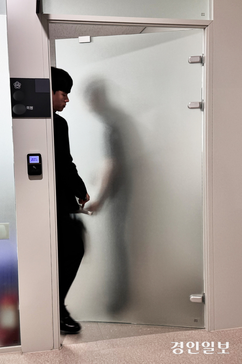 28일 뇌물수수 혐의를 받는 경기도의원 4명의 도의회 사무실을 경찰이 압수수색 하고 있다. 2025.7.28 /한규준기자 kkyu@kyeongin.com