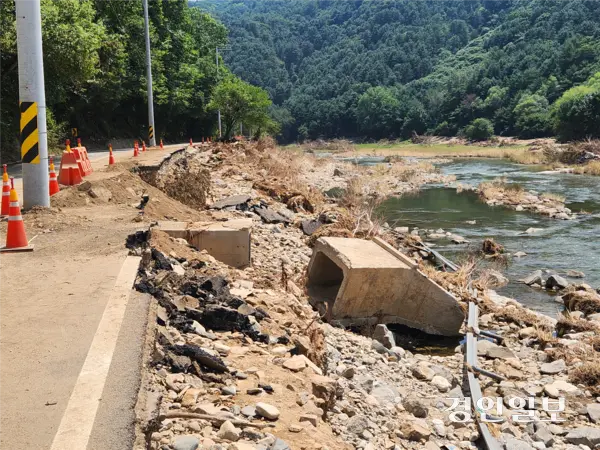 28일 가평군 대보간선로 일대에 집중호우 피해로 도로 일부가 무너져 있다. 2025.7.28 / 김형욱기자 uk@kyeongin.com