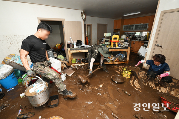 집중호우로 인해 가평군 일대가 큰 수해 피해를 입은 지 9일차를 맞았지만, 폭염으로 복구 작업과 실종자 수색에 난항을 겪고 있다. 사진은 가평군 한 민가에서 군 장병들이 복구 작업하는 모습. 2025.7.21 /최은성기자 ces7198@kyeongin.com