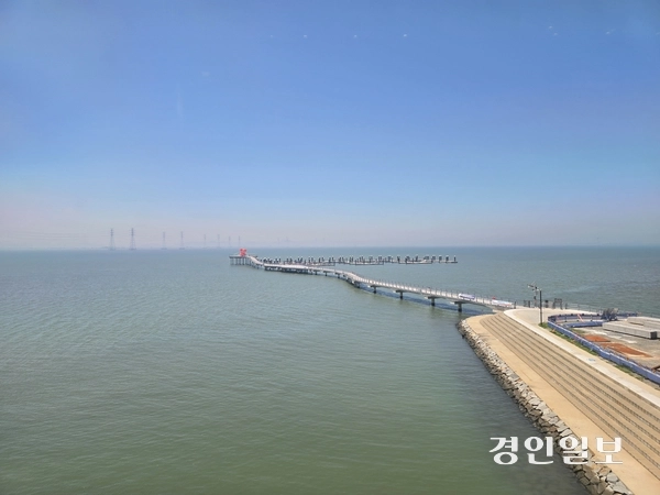 시흥 시티투어버스를 타고 도착한 거북섬 경관브릿지. 2025.7.28 시흥/김성주기자 ksj@kyeongin.com