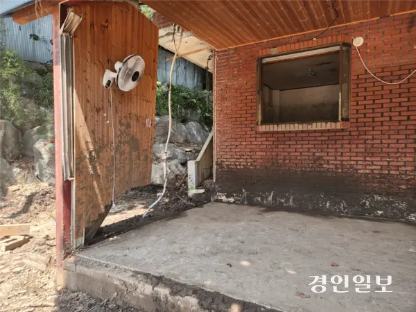 28일 가평군 대보간선로 인근에 위치한 건물이 집중호우로 인해 망가져 있다. 2025.7.28 /김형욱기자 uk@kyeongin.com