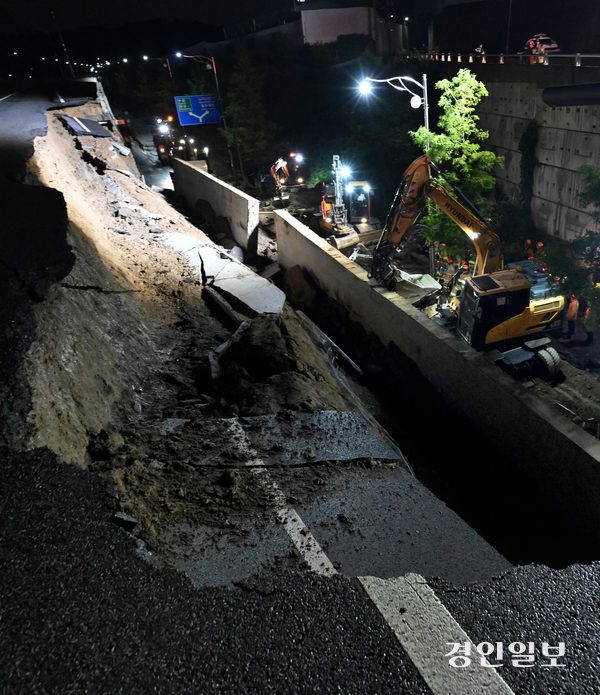 오산 옹벽 붕괴 사고 현장에서 소방관들이 매몰된 차량을 구조하는 모습. 2025.7.16 /최은성기자 ces7198@kyeongin.com