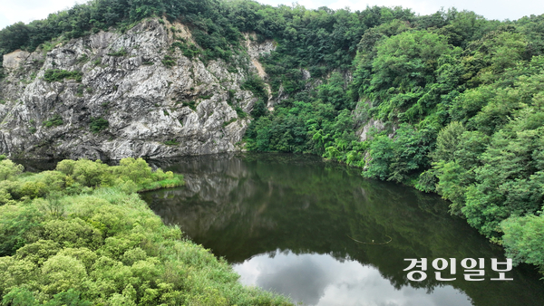 화성시 양감면 대양리 옛 진흥석산 부지에 조성된 저수지. 수심이 70m에 달하고 경사가 져 종종 익수 사고가 발생하는 등 제대로 복구되지 않은 채 방치돼 있다. 2025.7.22 /임열수기자 pplys@kyeongin.com