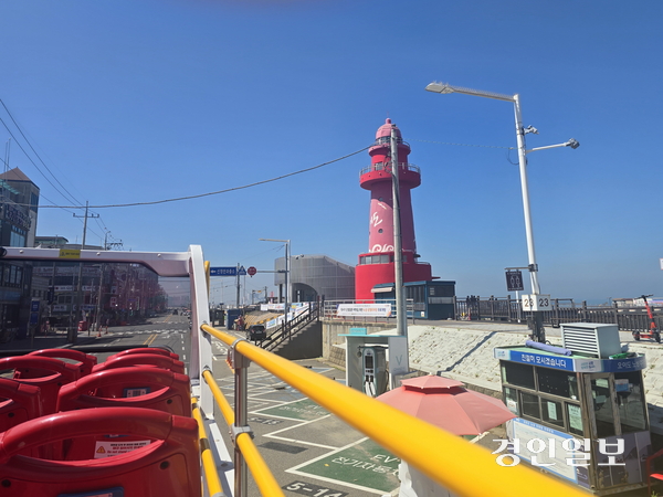 시흥 오이도 빨강등대를 지나는 시티투어 버스 2025.7.28 시흥/김성주기자 ksj@kyeongin.com