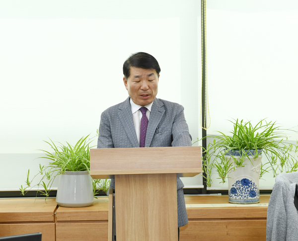 백경현 구리시장이 지난 22일 시청 본관 4층 기자실에서 최근 폭우로 인한 비상근무 당시 한 지역단체의 야유회 참석과 관련해 사과 성명서를 발표하고 있다. 2025.7.22 /구리시 제공