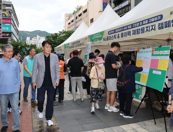 하은호 군포시장이 지난 6월 산본로데오거리에서 열린 ‘2025년 군포 환경한마당’ 행사부스를 돌아보고 있다. /군포시 제공