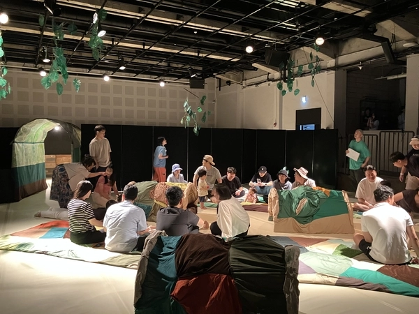 일본 극단 야마노 온가쿠샤의 ‘숲속에서’ 공연이 지난 26일 경기상상캠퍼스 ‘공간1986’에서 열렸다. 이 공연은 경기문화재단이 올해 첫선을 보인 경기 아기공연예술 페스티벌 ‘작은 몸, 큰 상상’ 프로그램 중 하나다. /경기문화재단 제공