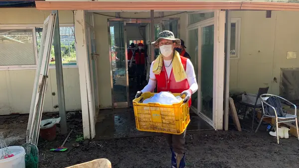 가평군 조종면의 한 송어양식장이 입은 피해를 복구 중인 나태근 위원장 /국민의힘 구리 당협 제공