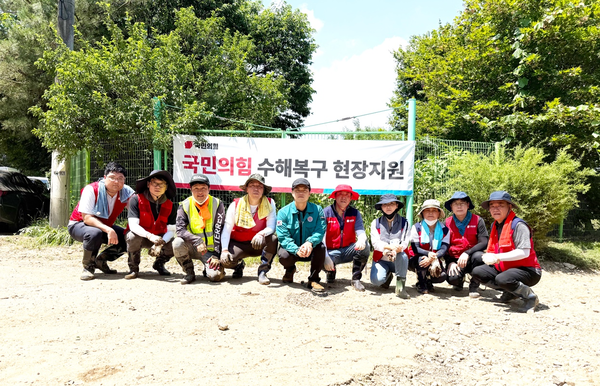 가평 조종면에서 수해복구에 나선 국민의힘 김용태 의원(초록색 점퍼)과 나태근 위원장(왼쪽 끝에서부터 네번째), 김용현 시의원(왼쪽 끝에서 두번째)구리시 당협과 봉사자들./ 국민의힘 구리 당협 제공