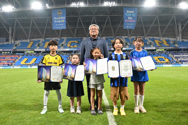 지난 27일 인천축구전용경기장에서 열린 제8회 인천 유나이티드FC 축구사랑 그림그리기대회 시상식 후 김영모 경인일보 부회장이 수상자들과 기념 촬영을 하고 있다. /인천유나이티드 제공
