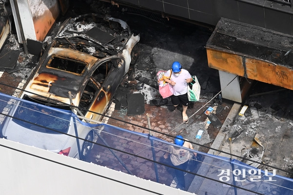 광명시 아파트 주차장 화재 현장 모습. 2025.7.20 /최은성기자 ces7198@kyeongin.com
