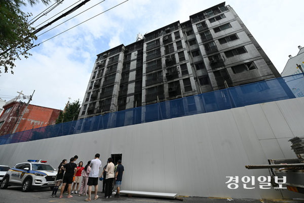 광명 아파트 화재 사건이 발생하기 하루 전, 해당 아파트에서 소방점검이 이뤄졌던 것으로 확인됐다. 사진은 지난 20일 화재현장 모습. 2025.7.20 /최은성기자 ces7198@kyeongin.com