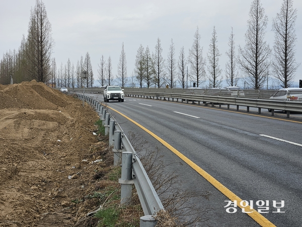 평택 국도 38호선 서동대로 도로변은 메타세쿼이아가 줄지어 있어 드라이브 명소로 각광받던 곳이었으나 현재는 나무가 베어져 황량하기 그지없는 상태다. 평택/김종호기자 kikjh@kyeongin.com