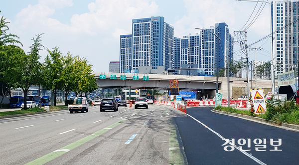 인덕원 사거리 인근 국도 47호선 우회도로 서울방향 진입부 모습. 임시개통에 따른 안양방향 차로 사용으로 서울방향 진입시 고가차도를 지나 우회전해 역방향으로 진입해야 하는 불편이 31일부터 해소된다. 2025.7.29 과천/박상일기자 metro@kyeongin.com