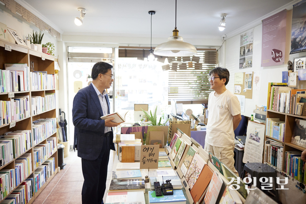 김동연 경기도지사가 29일 오후 수원시 장안구 파장동에 있는 서점인 광화문서림을 찾아 수원페이 실물카드로 책 2권을 구입했다. /경기도 제공