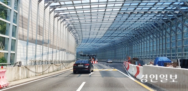 임시개통한 국도 47호선 우회도로 중 안양방향-서울방향 차로 전환지점의 모습. 31일 전 노선 서울방향 차로를 사용하게 되면 급격한 차선 변화가 사라져 안전이 확보될 것으로 기대된다. 2025.7.29 과천/박상일기자 metro@kyeongin.com