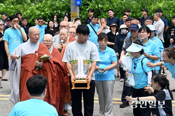 아리셀 참사 1주기를 맞은 지난 6월 최현주씨가 화성시 전곡리 아리셀 공장 앞에서 열린 추모 위령제에 참석한 모습. 2025.6.24 /최은성기자 ces7198@kyeongin.com