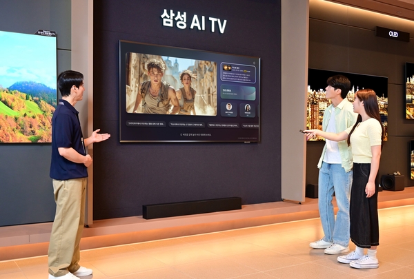 삼성스토어를 찾은 방문객이 더 똑똑해진 ‘클릭 투 서치’ 기능을 체험하고 있다. /삼성전자 제공