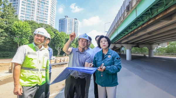신계용(오른쪽) 과천시장이 지난 28일 국도47호선 우회도로 서울방향 도로 전환을 앞두고 현장을 방문해 사전 점검을 하고 있다. 2025.7.28 /과천시 제공