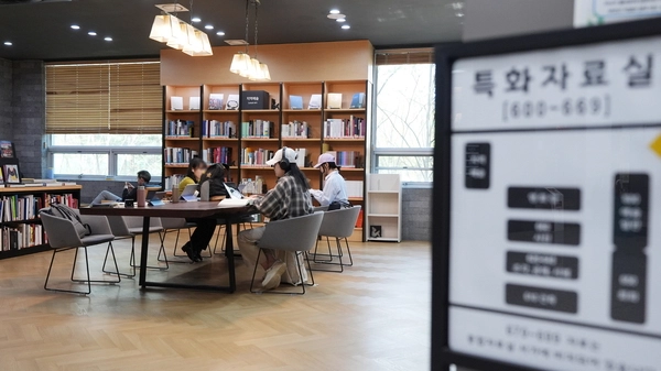 수원시 한 도서관에서 시민들이 책을 읽고 있다. /수원시 제공